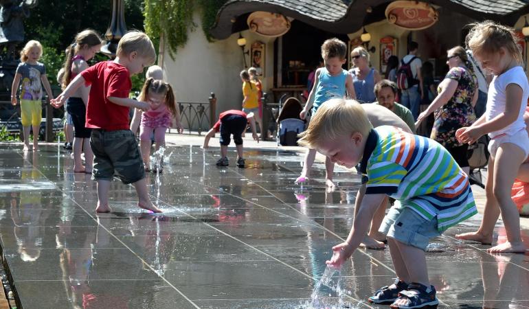 Kinderen spelen met water hittestress